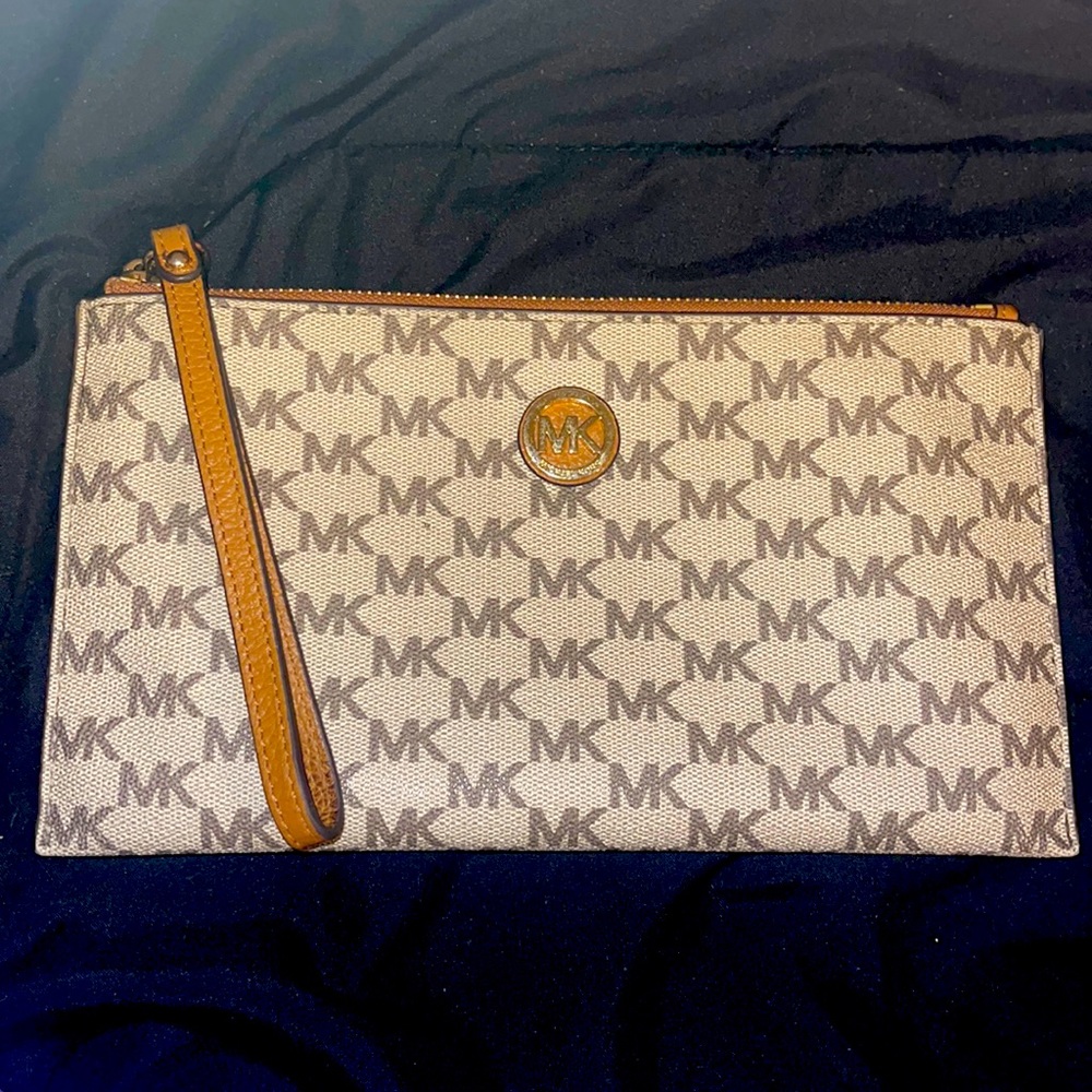 Michael Kors Medium wristlet